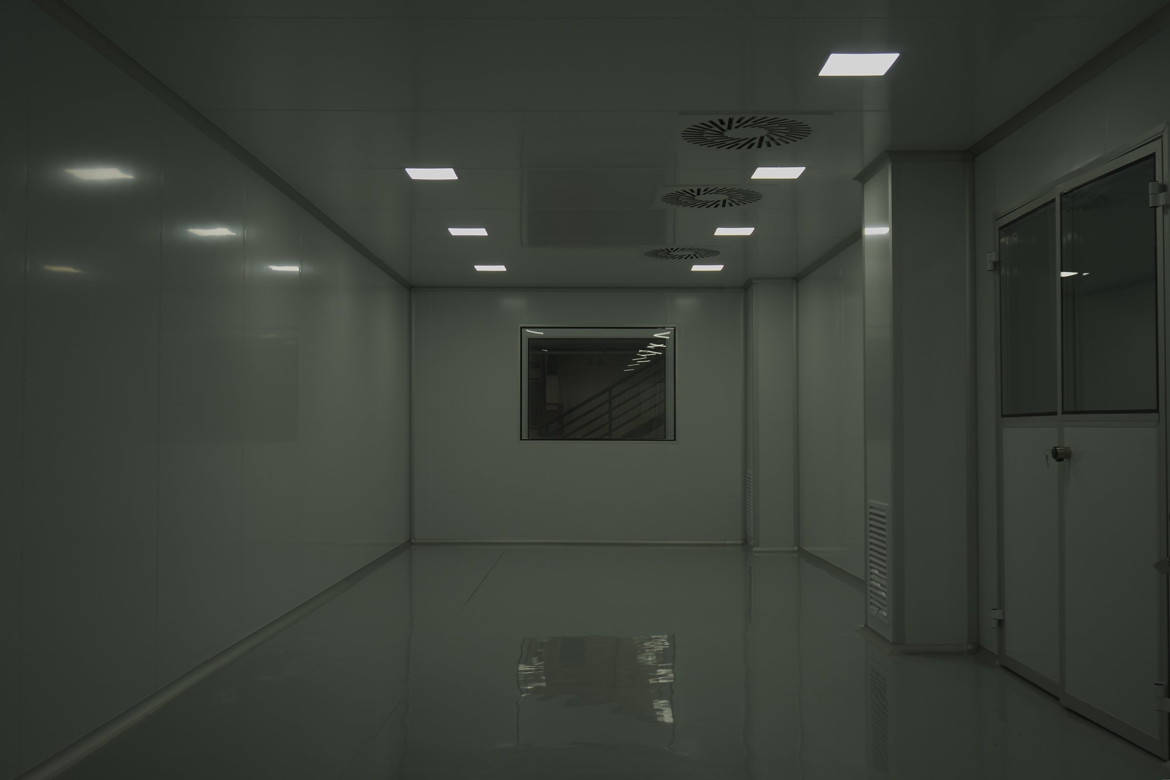 Sala limpia terminada con paneles sanitarios y piso epoxi continuo