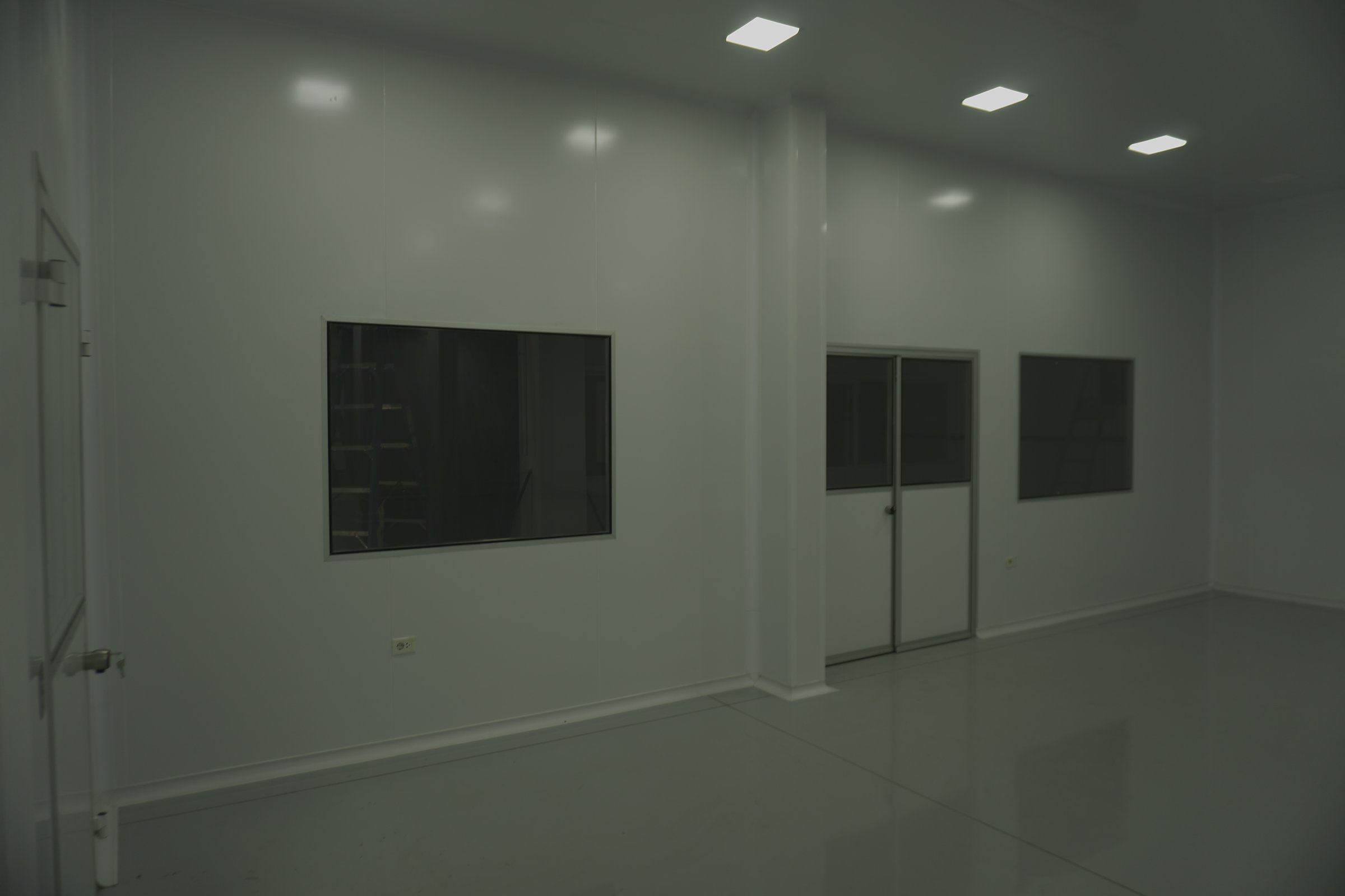 Circulación interna de sala limpia con paneles sanitarios
