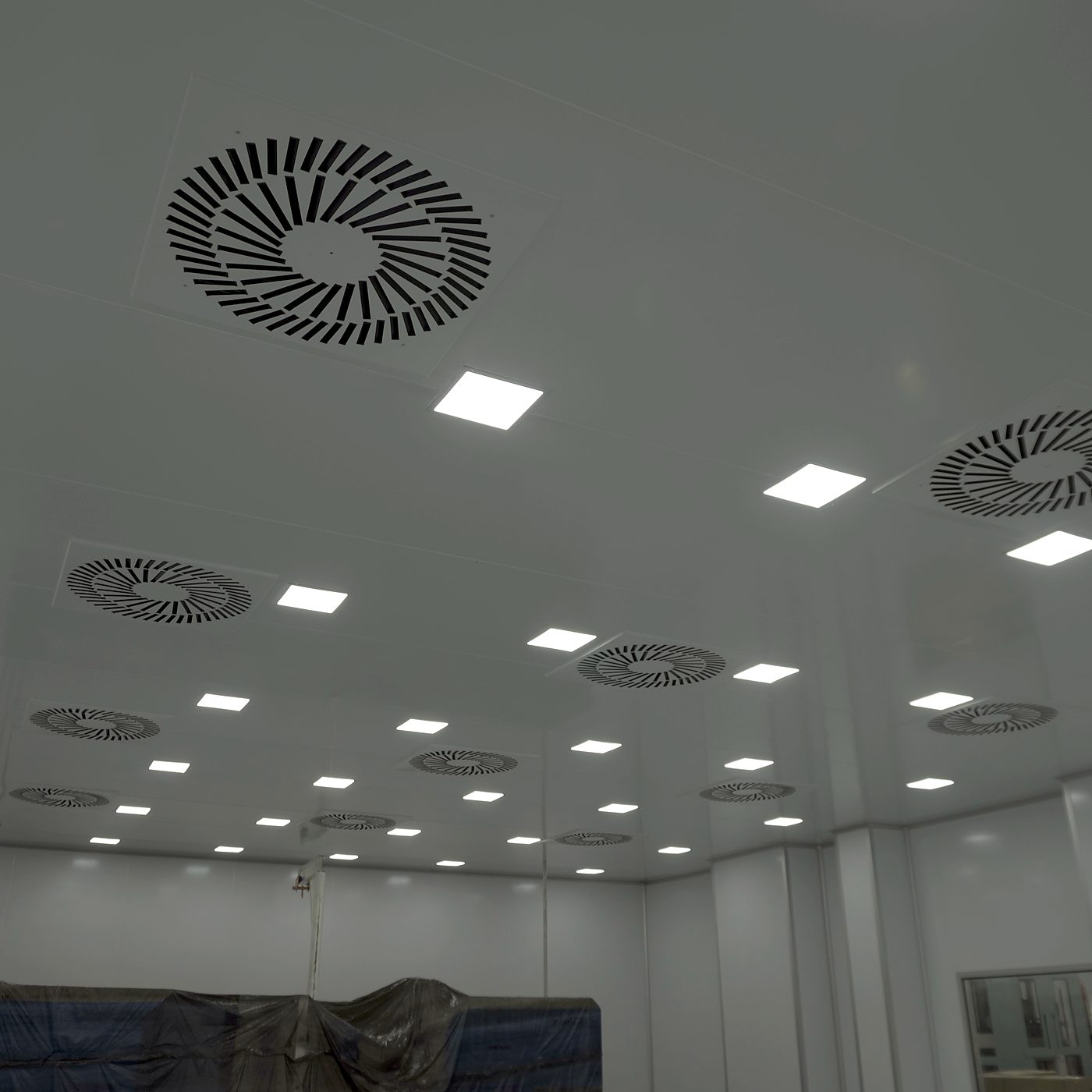 Cielorraso técnico con difusores HEPA e iluminación embutida