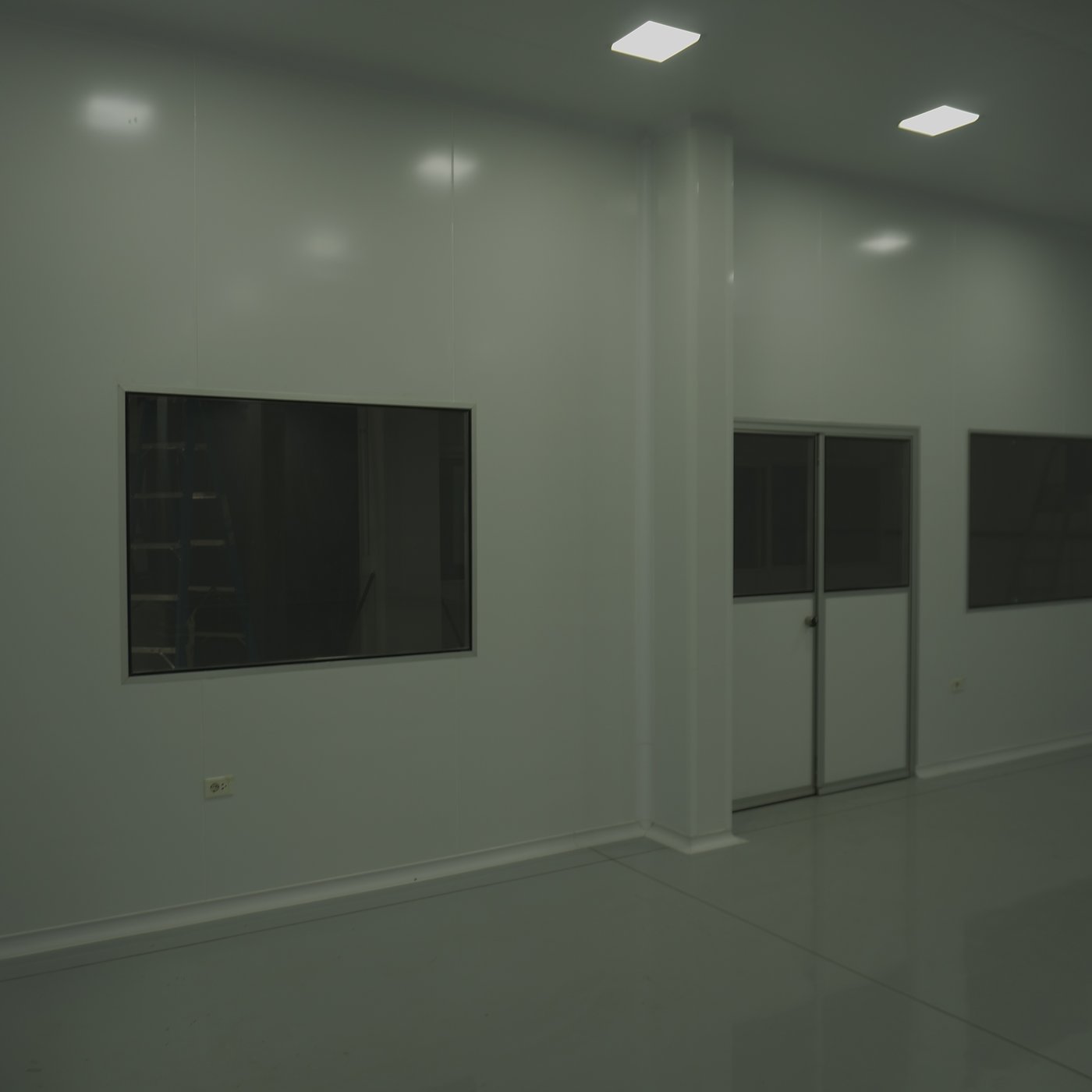 Paneles sanitarios y ventanas de paso en área controlada